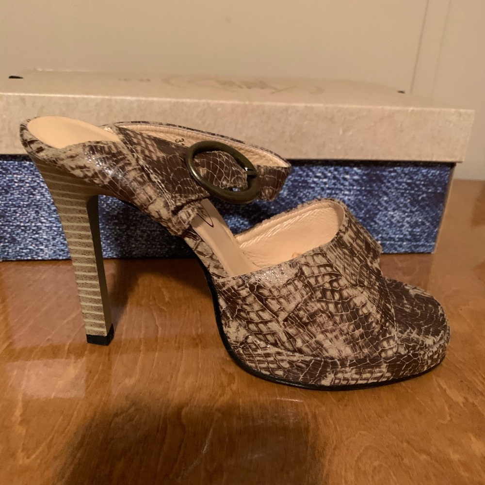 Snakeskin print heals